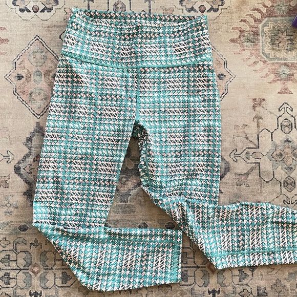Fabletics Green Houndstooth Powerhold Leggings - Picture 5 of 8